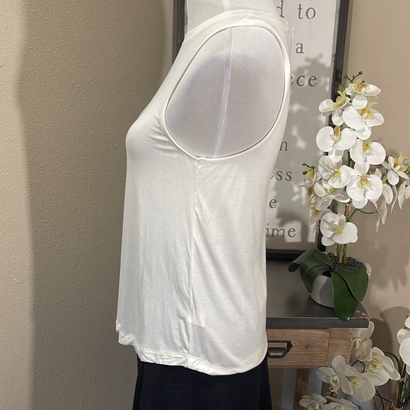White Sleeveless Tank Top - Picture 4 of 5